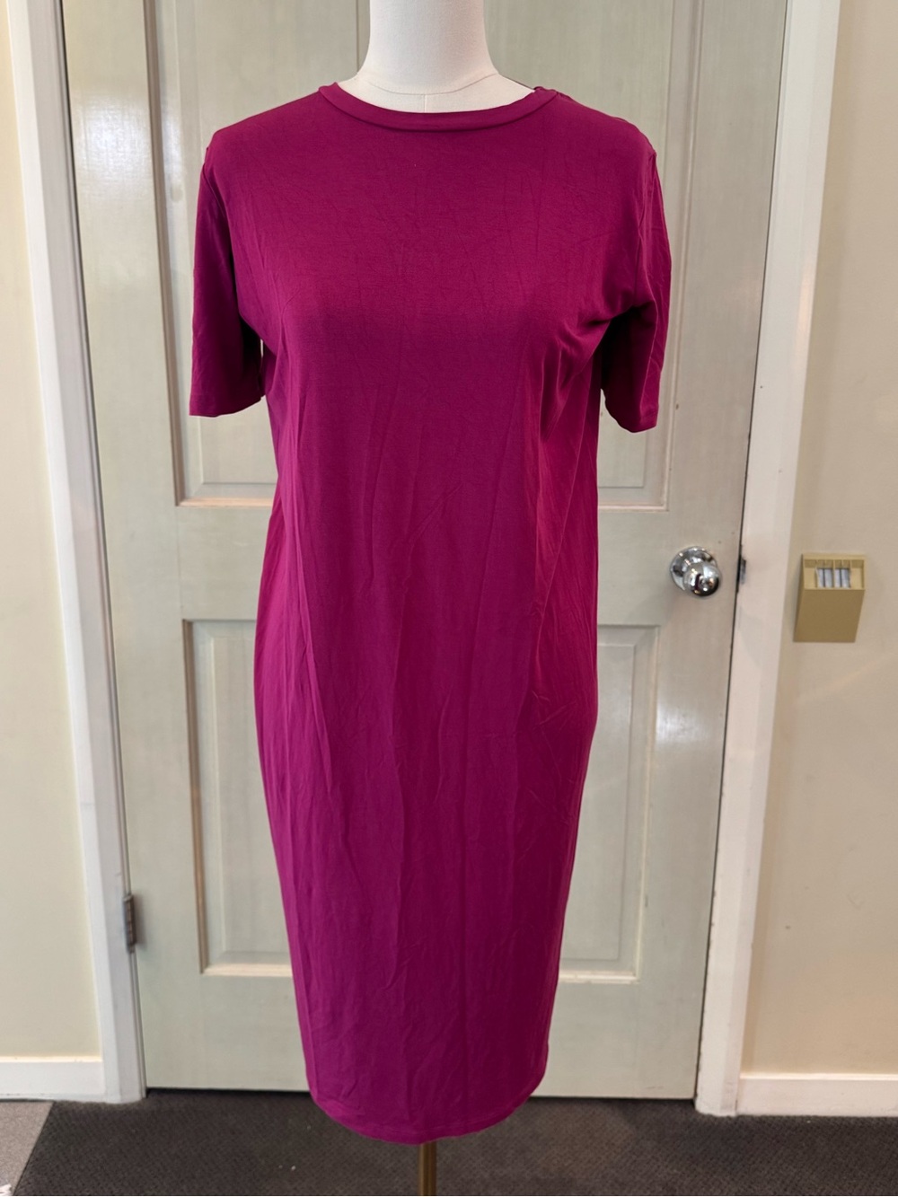 Sonnet James A Play Dress Crewneck Short-Sleeve Midi in Magenta